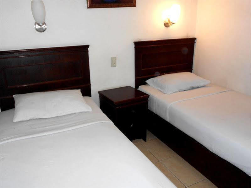 מדאן Oyo 1030 Hotel Bumi Asih מראה חיצוני תמונה